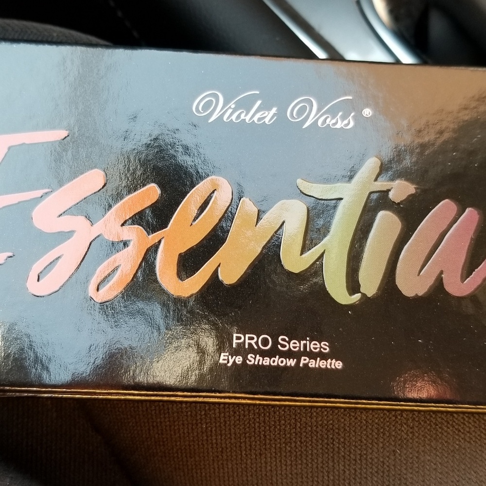 Violet Voss essentials palette